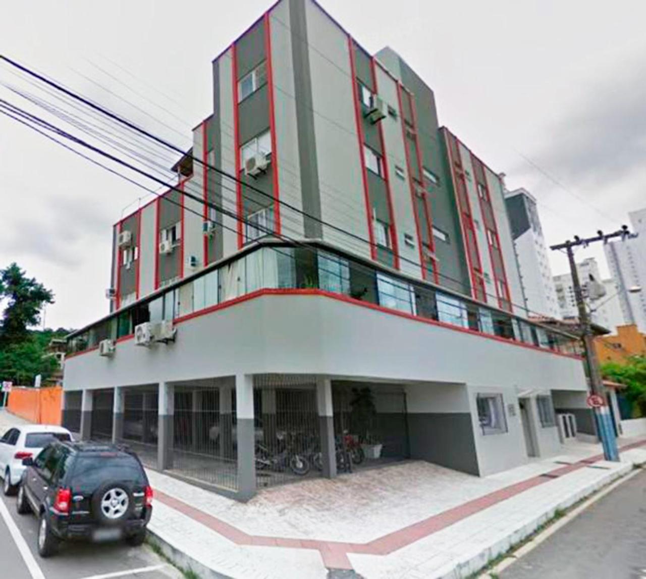 Apartamento Com Varanda Ampla, Garagem Rotativa, A Poucos Metro Da *